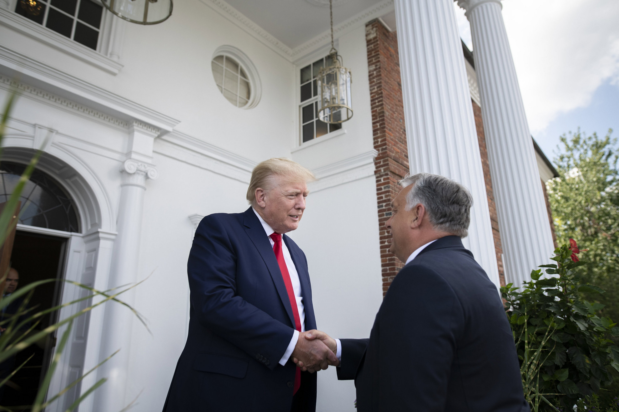 Orbán Viktor miniszterelnök (j) és Donald Trump (b) találkozója a korábbi amerikai elnök New Jersey állambeli bedminsteri birtokán 2022. augusztus 2-án