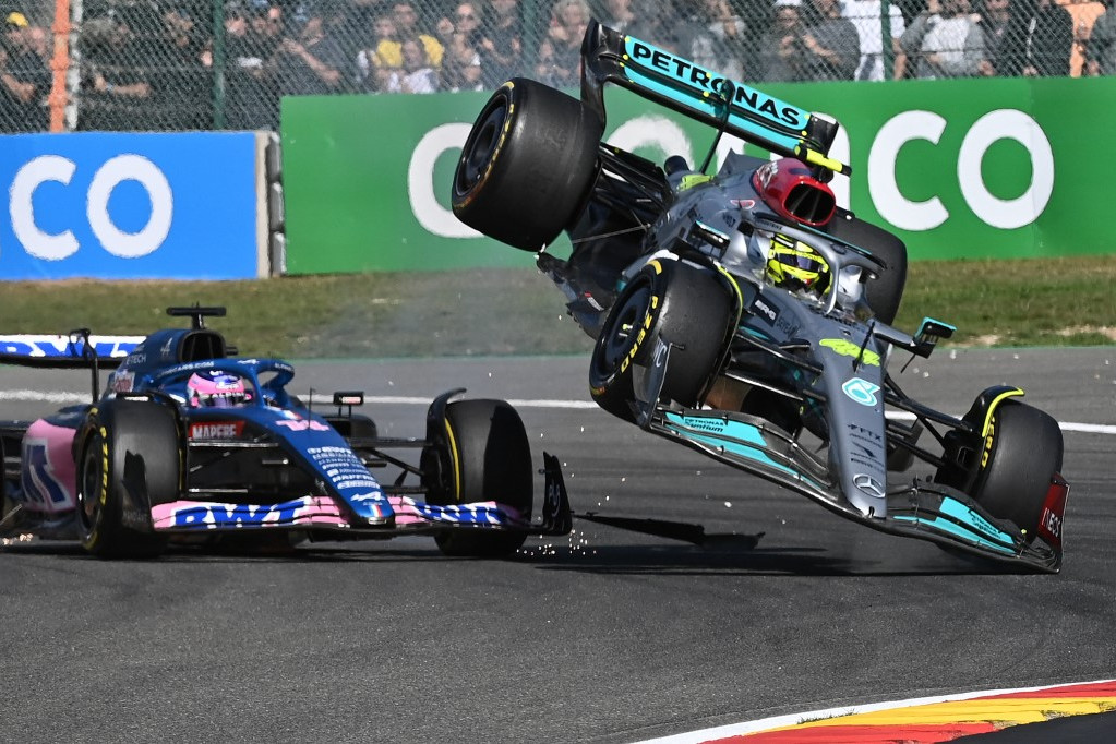 Fotó: AFP/John Thys Lewis Hamilton megpróbálta áthámozni magát Fernando Alonsón, a Mercedesnek nem esett jól ez a manőver, Hamilton a második körben kiesett Spában