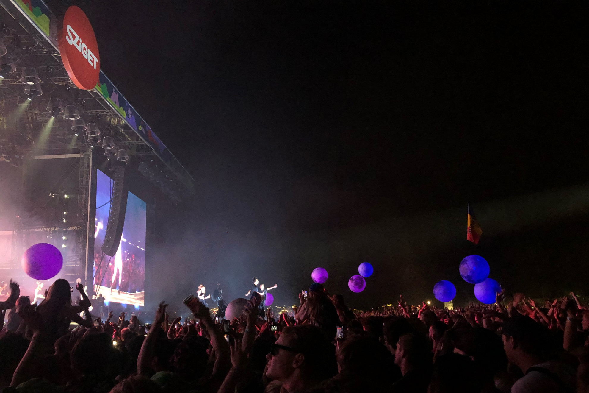 Fotó: MH/Görgényi Levente Óriási labdák is előkerültek Dua Lipa koncertje alatt a Szigeten