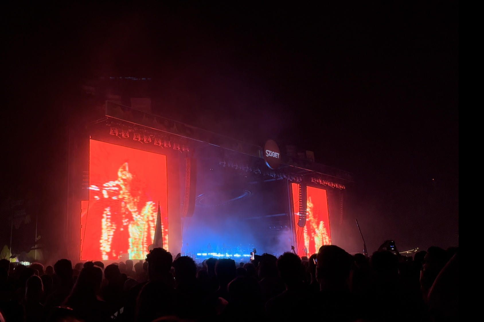 A Tame Impala a kivetítőkön a koncert élő videójának torzított változatát mutatta