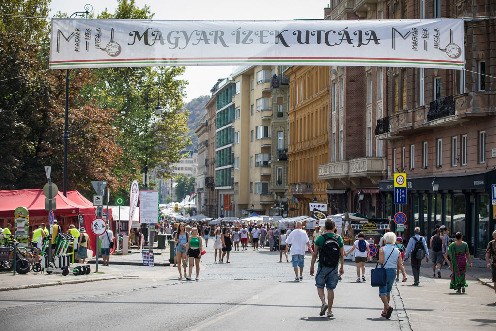 A Várkert Bazár előtti területen kóstolhatták végig Magyarországot az ünneplők a Magyar Ízek Utcáján
