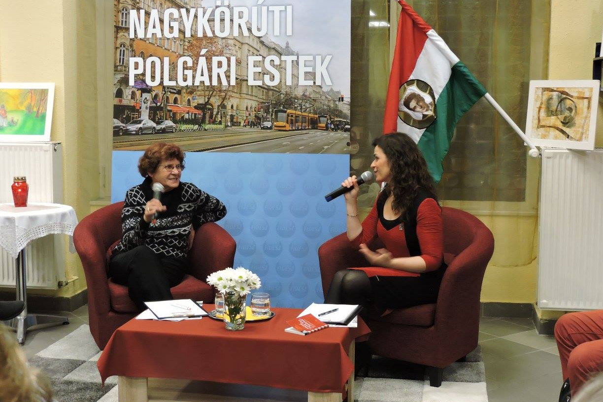 Wittner Mária és Rónaszékiné Keresztes Monika  a Nagykörúti  polgári esték sorozat egyik beszélgetésén
