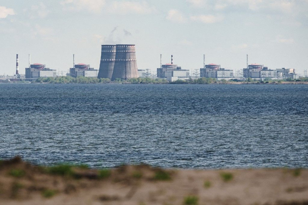 A zaporizzsjai atomerőmű egy április 27-i felvételen, amely Nikopolból készült