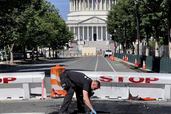 Égő autóval próbálta meg áttörni a washingtoni Capitoliumot védő kordont egy férfi