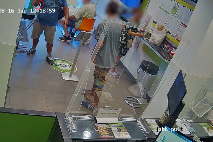 Fotó: Police.hu Várhatott a leves, elfogta a rendőr a késes támadót