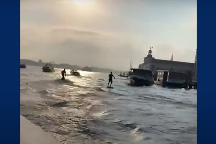 A Canal Grandén szörföztek, bírságot kaptak