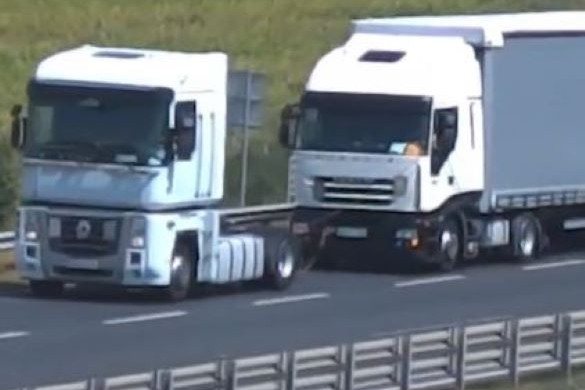 Megpróbált besorolni egy furgon két autó közé, jó nagy baleset lett a vége + VIDEÓ