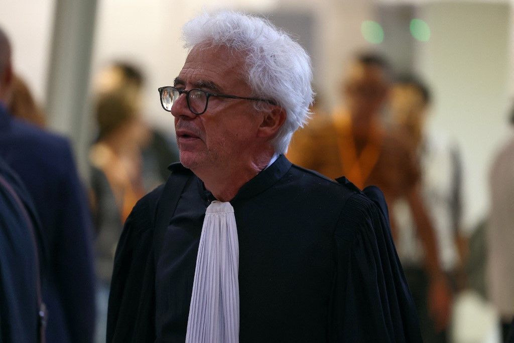 William Bourdon védőügyvéd éppen megérkezik a Párizsi bíróságra