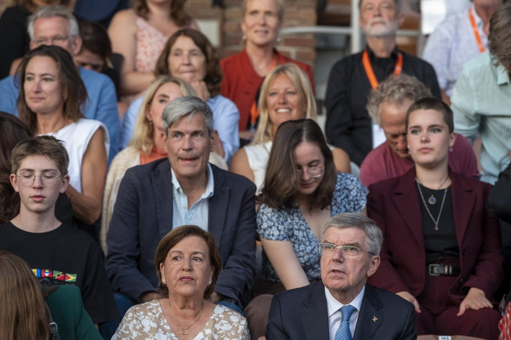 Ankie Spitzerrel, az egyik áldozat özvegye (elől, balról) és Thomas Bach, a Nemzetközi Olimpiai Bizottság elnöke a müncheni megemlékezésen
