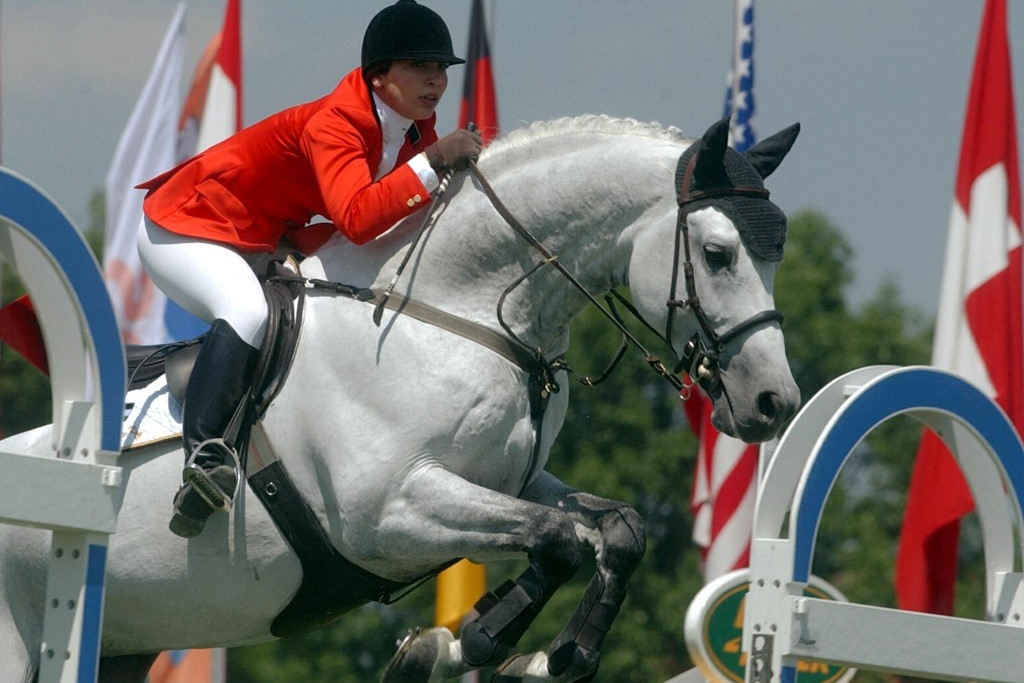 Az olimpikon Haya hercegnő akadályt ugrat lovával Luzernben