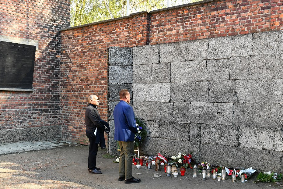 A látogatás során Schwarzenegger mécsest gyújtott a Kivégzések falánál az Auschwitz I. koncentrációs táborban