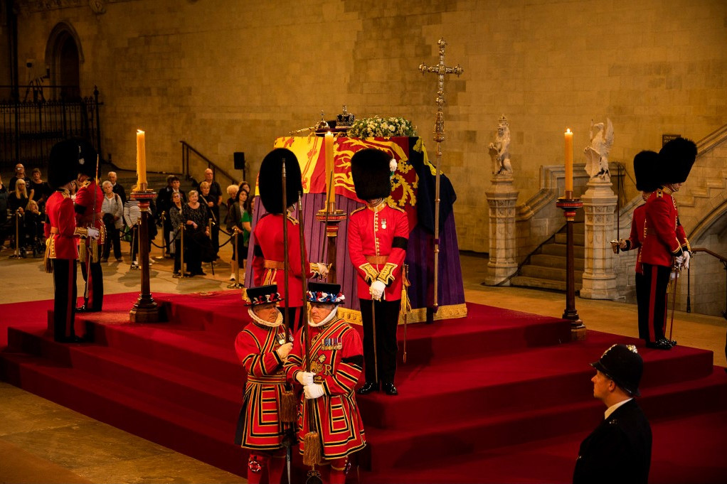II. Erzsébet királynő koporsóját szerda este ravatalozták fel a londoni parlament legősibb épületében, az 1097-ben épült Westminster Hallban
