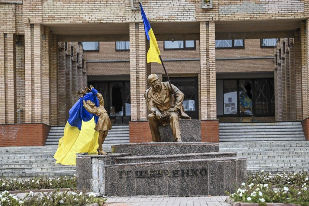 A szeptember 10-én, szombaton készült fényképen ukrán zászlók láthatóak a balaklijai főtéren lévő szobrokon