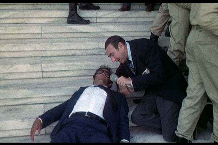 Fotó: Bananas, United Artists, 1971. Az éppen lelőtt elnök utolsó interjúja