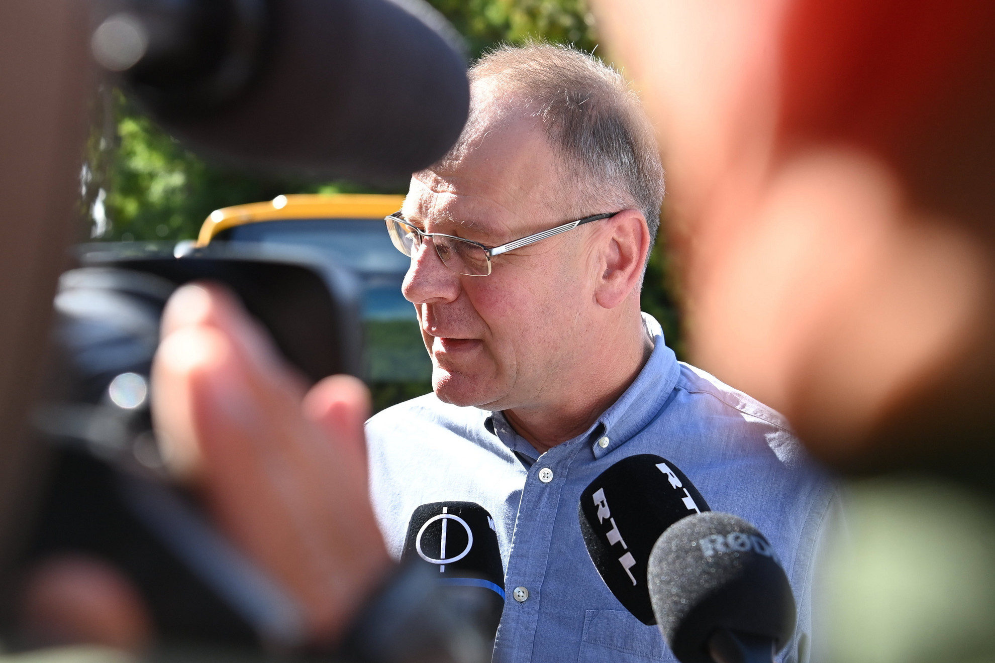 A Polgári Magyarországért Alapítvány rendezvényére, a Polgári Piknikre érkező Navracsics Tibor területfejlesztési miniszter nyilatkozik a sajtó munkatársainak a kötcsei Dobozy kúriánál 2022. szeptember 10-én.