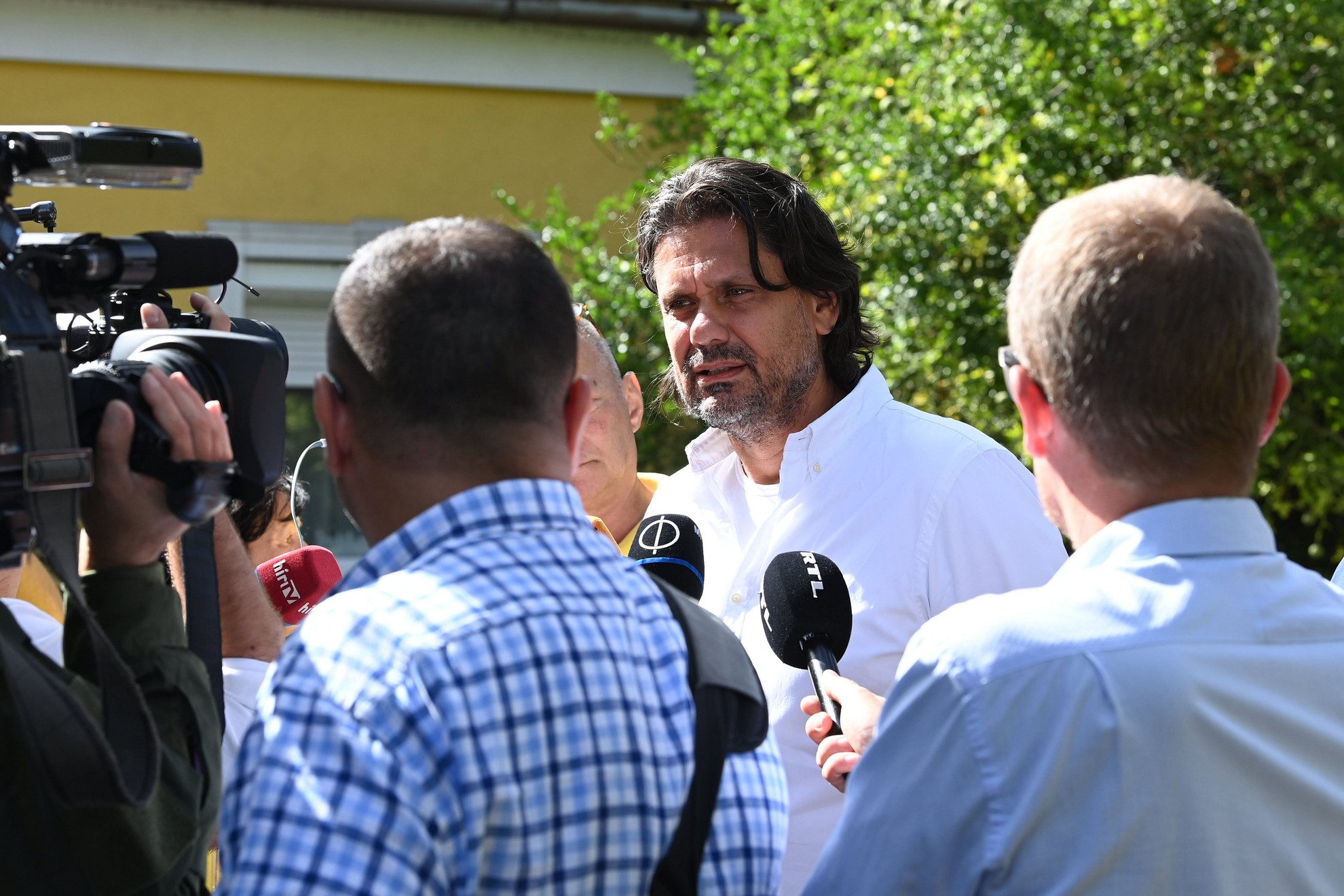 A Polgári Magyarországért Alapítvány rendezvényére, a Polgári Piknikre érkező Deutsch Tamás, a Fidesz-KDNP európai parlamenti (EP-) delegációvezetője nyilatkozik a sajtó munkatársainak a kötcsei Dobozy kúriánál 2022. szeptember 10-én.