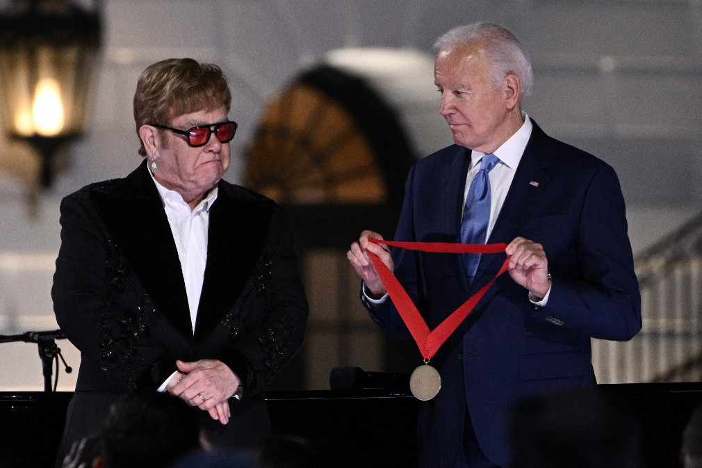 Elton Johnt az est során kitüntetést kapott Joe Biden amerikai elnöktől