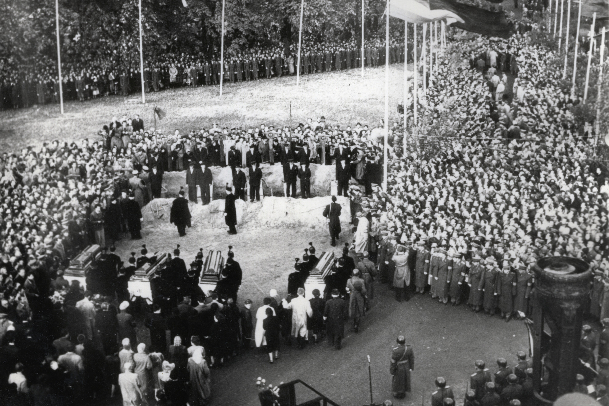 Rajk László, Pálffy György, Szőnyi Tibor és Szalai András újratemetése 1956. október 6-án a Fiumei úti Nemzeti Sírkertben (Kerepesi temető)