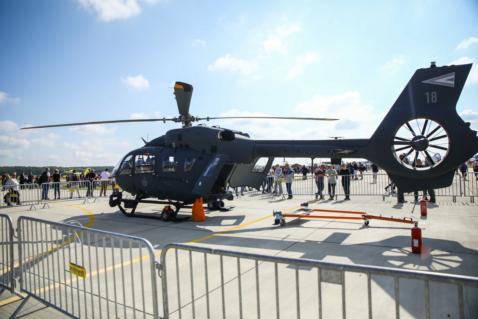 A honvédség új helikopterének bemutatója a budaörsi repülőnapon