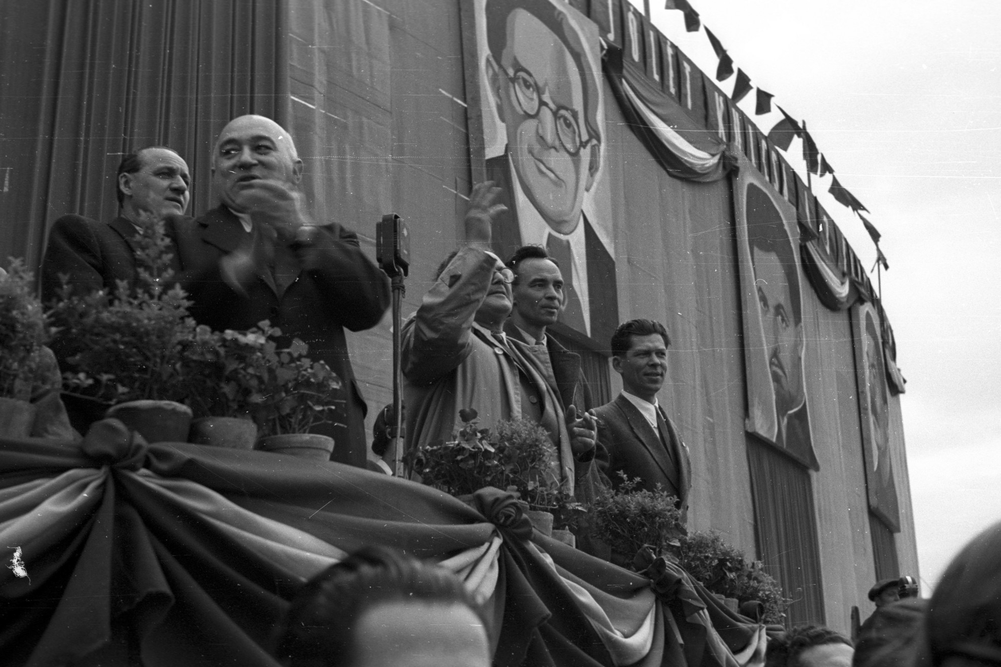 Május 1-i ünnepség a Hősök terén, a tribünön elöl balról Rákosi Mátyás, Szakasits Árpád, Rajk László, Marosán György