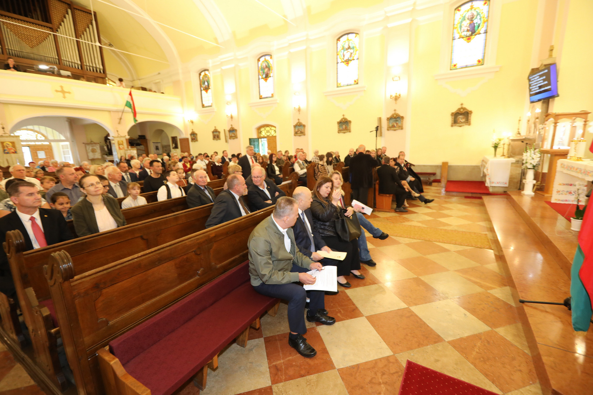 Fotó: Avnija Hafuzi Az érdeklődő ajkaiak megtöltötték a Jézus Szíve Templomot