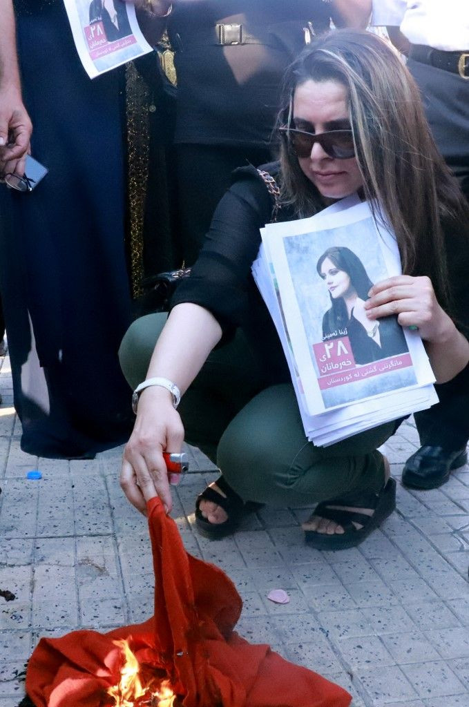Iráni kurdok fejkendőket égetnek tiltakozásképpen Masa Amini halála miatt