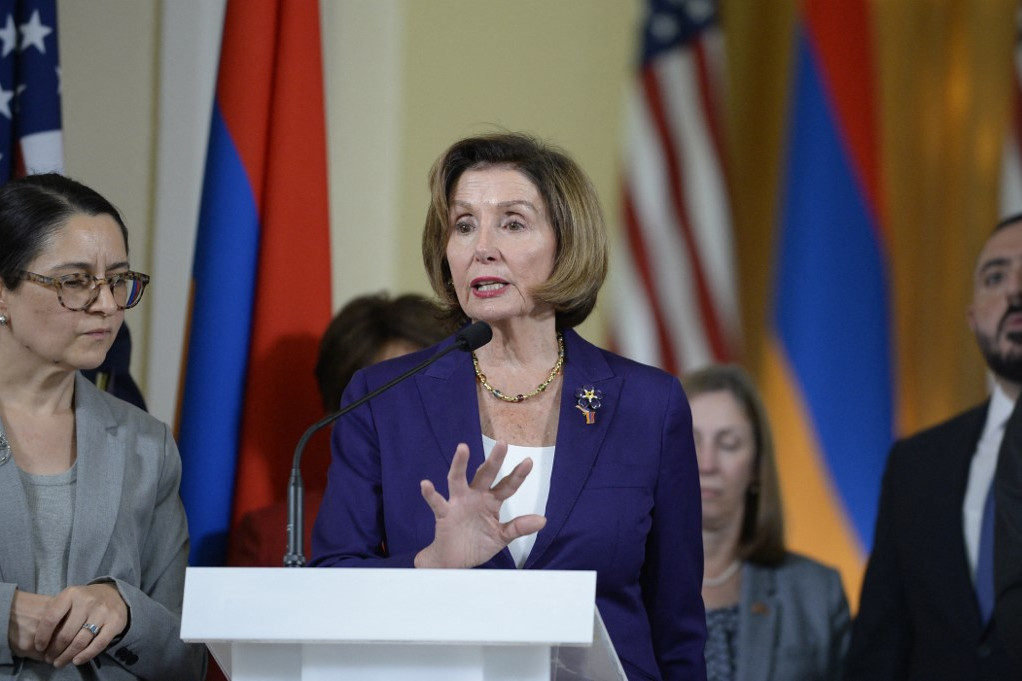Nancy Pelosi amerikai házelnök vasárnap Jerevánban az azerieket vádolta és az örmény demokráciát éltette