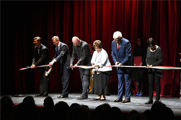 Fotó: MTI/Mészáros János Barabás Botond igazgató, Varga Mihály pénzügyminiszter, Pataki András, a Kulturális és Innovációs Minisztérium művészetért és közösségi művelődésért felelős helyettes államtitkára, Kállai Mária, a Fidesz országgyűlési képviselője, Szalay Ferenc polgármester és Siklós Mária tervező (b-j) átadja a mintegy 7,6 milliárd forint kormányzati támogatással teljesen megújult Szolnoki Szigligeti Színházat