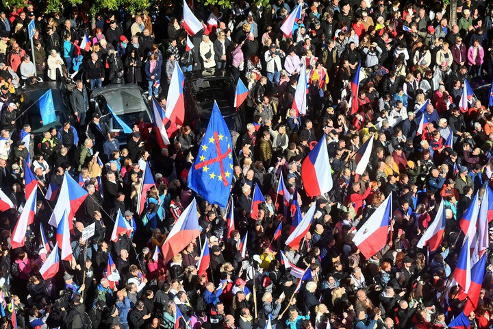 Tízezrek követelték a Nyugat-barát kormány lemondását több cseh nagyvárosban