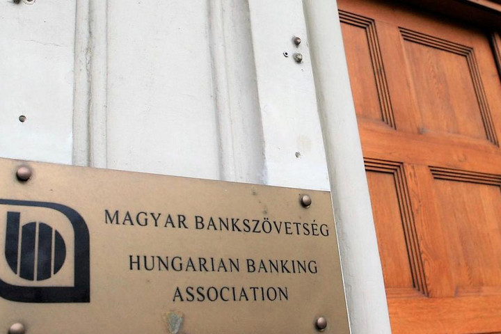 A bankszövetség a kamatstop fokozatos kivezetésének elindítását javasolja