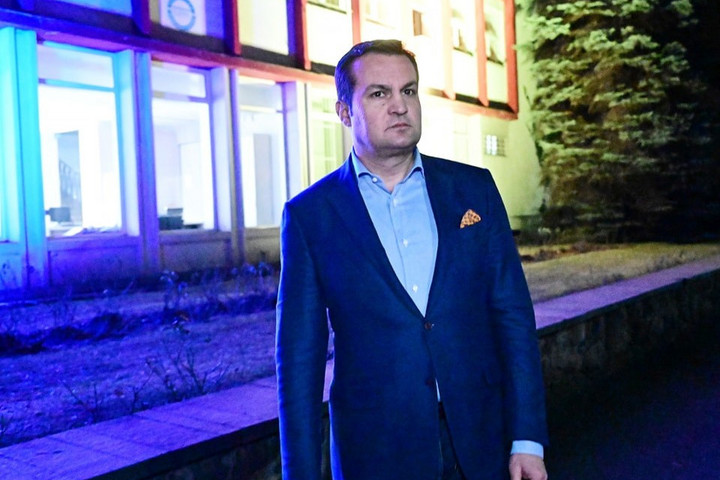 Fotó: Facebook/Catalin Chereches Magyar feliratok eltakarását rendelte el, és visszavonta magyar helyettese hatásköreit Nagybánya polgármestere