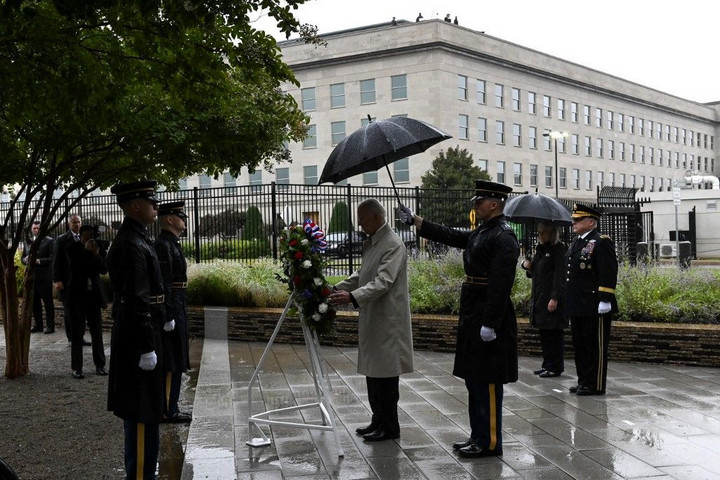 Biden lerótta tiszteletét a 2001. szeptember 11-i terrortámadások áldozatai előtt