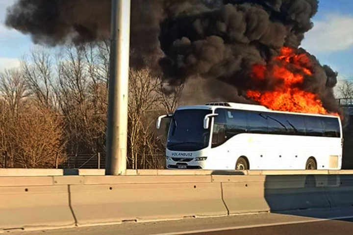 Fotó: eztnezdmeg.com Kigyulladt egy távolsági busz az M7 autópályán