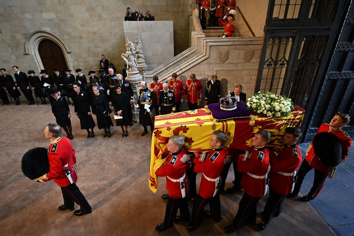 Tonnaszám viszik repülővel a vágott virágot II. Erzsébet temetésére