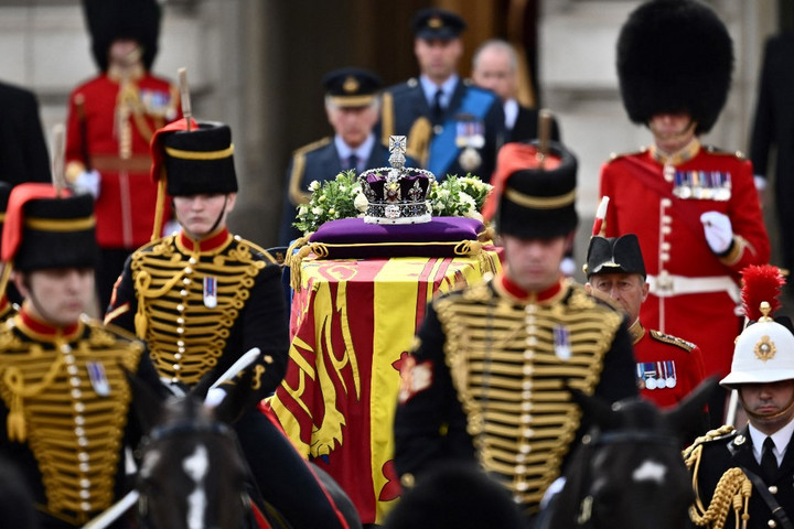 Fotó: AFP/Marco Bertorello Megérkezett az elhunyt II. Erzsébet királynő koporsója a Westminster Hallba