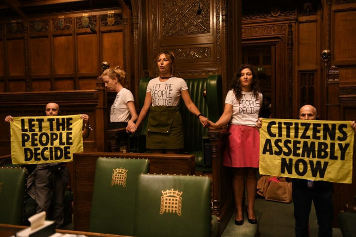 Fotó: extinctionrebellion.uk/ Tiltakozók ragasztották magukat a brit alsóház üléstermének székeihez