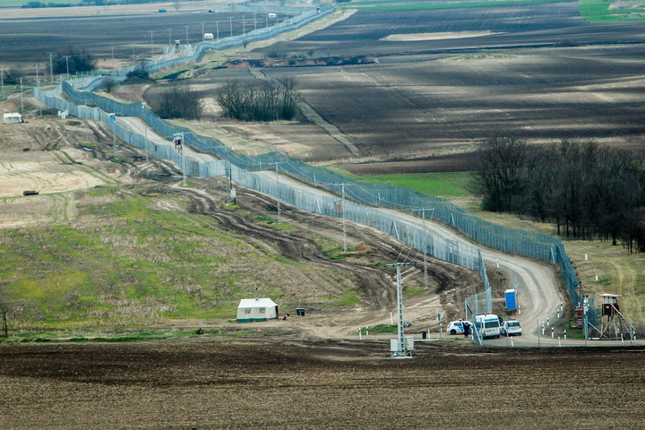 Több mint ezer határsértő ellen intézkedtek a rendőrök a hétvégén