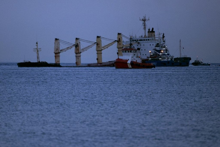 Fotó: AFP/Jorge Guerrero Lefejtik az üzemanyagot a Gibraltárnál balesetet szenvedett tankerből