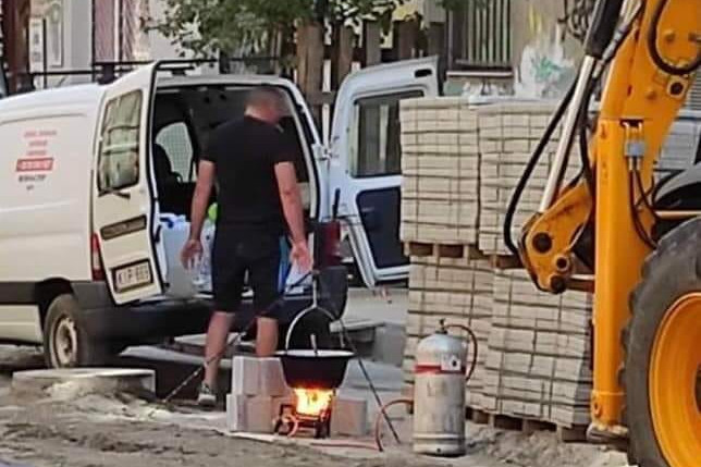 Fotó: Szilágyi Demeter képviselő, Facebook Bográcsoznak a munkások a Blahánál