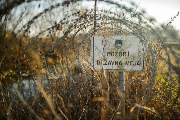 A szlovén rendőrség csaknem kilencven migránst tartóztatott fel a hétvégén