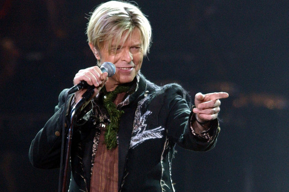 Több mint 200 ezer fontért kelt el David Bowie Starman című slágerének kézzel írott szövege