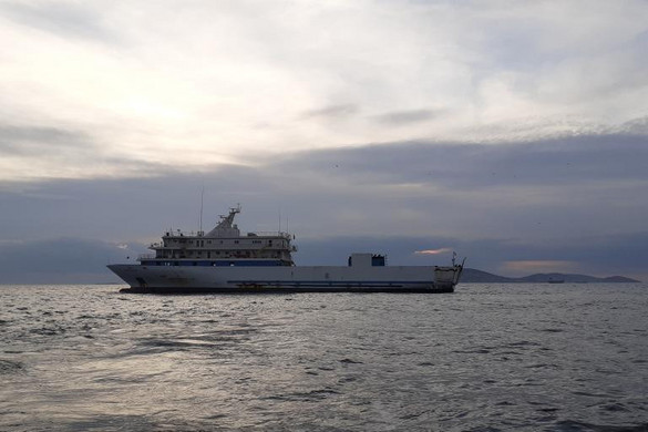 Görög őrhajó figyelmeztető lövéseket adott le egy teherszállítóra