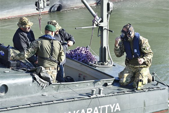 Megkezdődött a Dunában a Várkert Bazárnál talált légibomba kiemelése