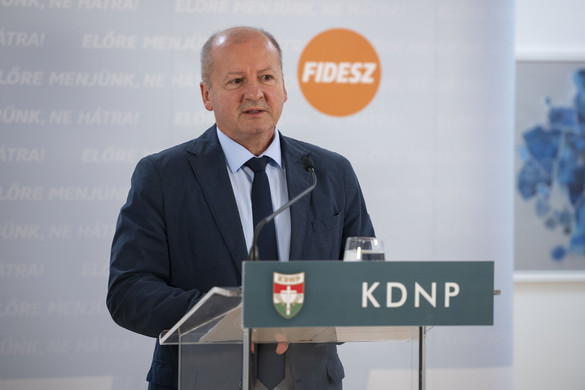 Simicskó István: Nemzetközi béketárgyalásokra, illetve békekonferencia összehívására van szükség