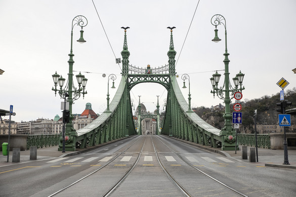 Valaki úgy döntött, megmássza a Szabadság hídat