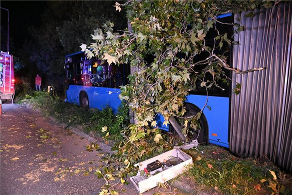 Kerítésnek ütközött egy autóbusz Budapesten