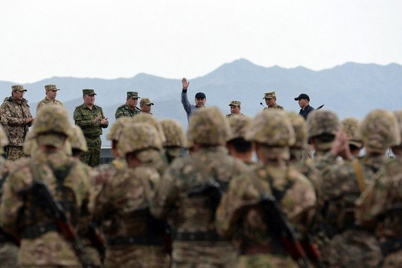 Kirgiz elnök: Az amerikai külügyminiszter ne avatkozzon Kirgizisztán belügyeibe!