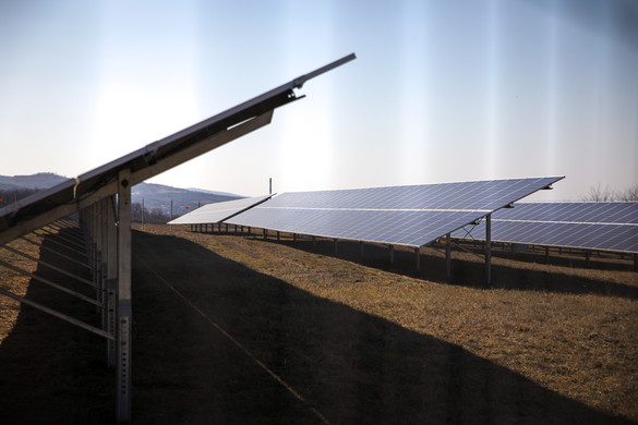 Energiaügyi Minisztérium: Tervezhetőbb ütemben, akkumulátortelepítés nélkül épülhetnek az ipari napelemparkok