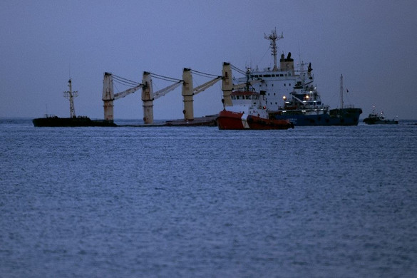 Lefejtik az üzemanyagot a Gibraltárnál balesetet szenvedett tankerből