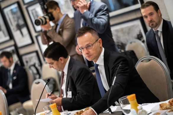 Szijjártó: Nem szabad az emberéletek megmentését összekeverni a politikával